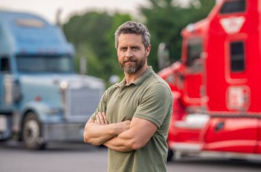 İspanyol kamyoncu adam. Kamyonetin önündeki İspanyol şoför. Kamyon sahibi. Kamyon şoförü. Kamyon kamyonunun yanında bir erkek kamyon şoförü. Nakliye araçları. Yarı kamyon aracı. Kamyon molası.