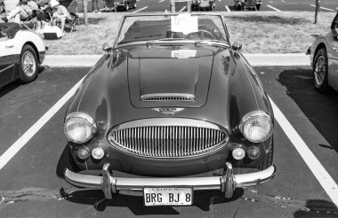 Chicago, Illinois, ABD - 08 Eylül 2024: Austin Healey 3000 MKIII iki koltuklu, üstü açılabilir eski araba, köşe manzaralı. Retro araba. Retro Austin Healey 3000 MKIII arabası. Chicago 'dan Austin Healey