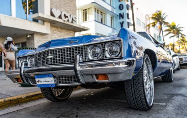 Miami, Florida, ABD - 07 Nisan 2025: Chevrolet Impala 'nın eski arabası yolda, köşe manzaralı. Chevrolet Impala 1958 model eski bir araba. Lüks Chevrolet Impala. Klasik araç.