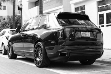 Miami, Florida, ABD - 06 Aralık 2024: Rolls Royce Cullinan 2020 Crossover Car. Rolls Royce Cullinan 'ın siyah Crossover arabası. Araba Rolls Royce Cullinan dışarı park etmiş. Rolls Royce Cullinan, ön manzara..