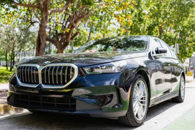 Miami, Florida, ABD - 27 Temmuz 2025: Araba BMW 5 sedan. Siyah araba, köşe manzaralı. BMW 5 serisi sedan 2024 araç. Lüks araba BMW 5 sedan..