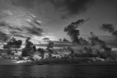 Yaz tatilinde bulutlu gün batımı gökyüzü ve deniz manzarası. Deniz gündoğumuyla gökyüzü. Deniz doğasında sakin bir ufuk. Deniz manzaralı romantik yaz tatili. Gün doğumu gökyüzü ufku. Deniz batımı manzaralı. Karayip Denizi.