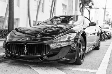 Miami, Florida, ABD - 11 Aralık 2024: 2014 Maserati Gran Turismo üstü açık arabası. Maserati Gran Turismo tipi lüks bir araba. Maserati 'nin arabası dışarıda park edilmiş. Maserati, köşeden bak..