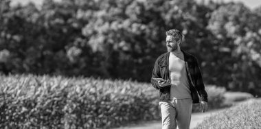 Mısır tarlasında tabletli çiftçi tarım uzmanı. Modern tarımın teknolojisi. Tarlada tabletle çalışan çiftçi. Tablet çekli İspanyol çiftçi. Ekin hasadı. Boşluk afişini kopyala.