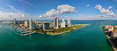 Miami Panorama 'sı yukarıdan. Miamis 'in ünlü simgelerinin insansız hava aracı görüntüsü. Gökdelenleri olan South Pointe plajı. Miami şehri panoraması. Miami Sahili 'nin okyanus manzarası