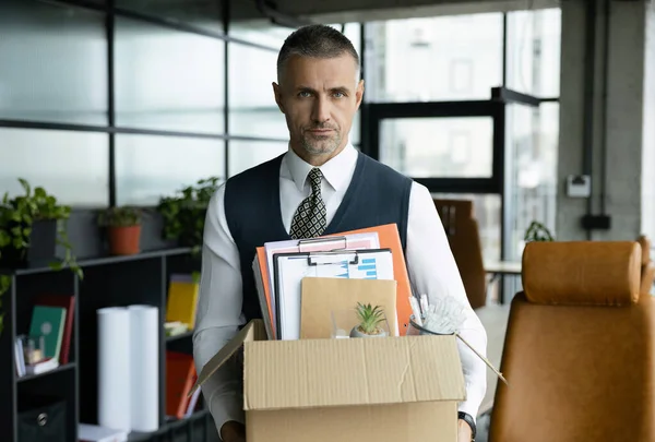 İşteki son günüm. Üzgün ofis çalışanı kovuldu. İşten kovuldum ve işsizim. İş kaybı. İşsiz çalışan kovuldu. İşsizlik krizi sona ermiştir. İş adamı eşyalarını topluyor..