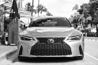 Miami, Florida, ABD - 09 Aralık 2024 Lexus 2022 Sports Scar. Lexus tipi lüks bir spor araba. Lexus 'un arabası dışarıda park halinde. Lexus spor arabası, ön manzara..