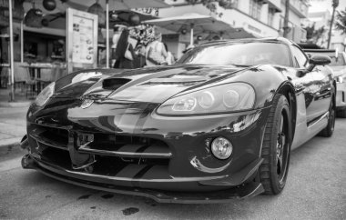 Miami, Florida, ABD - 07 Aralık 2024: 2008 Dodge Viper spor arabası. Dodge Viper 'ın lüks spor arabası. Dodge Viper 'ın arabası dışarıda park edilmiş kırmızı ve siyah. Dodge Viper, köşe görünümü.