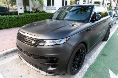 Miami, Florida, ABD - 27 Temmuz 2025: lüks arazi aracı Land Rover. Otomobil Range Rover 'ı dışarıda park etmiş. Siyah mat araba, köşe manzaralı. Land Rover Range Sport 2026 SUV arabası, Gizli Sürüm..