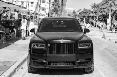 Miami, Florida, ABD - 06 Aralık 2024 Rolls Royce Cullinan 2024 çapraz otomobil. Rolls Royce Cullinan 'ın çapraz arabası. Araba Rolls Royce Cullinan dışarı park etmiş. Rolls Royce Cullinan, ön manzara..