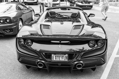 Chicago, Illinois - 29 Eylül 2024: Ferrari F8 Spider veya Tributo siyah rengi. Ferrari F8 Spider ya da Haraççı sokağa park etmiş. Arkadan bak. Lüks Ferrari F8 Örümcek ya da Chicago 'daki haraç