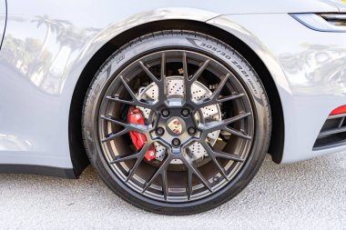 Miami, Florida, ABD - 27 Temmuz 2025: Porsche 911 Carrera 2023 GTS Cabriolet üstü açık araba. Lüks araba Porsche 911 Carrera. Araba Porsche 911 Carrera dışarı park etmiş. Gri üstü açık araba, tekerlek manzaralı..