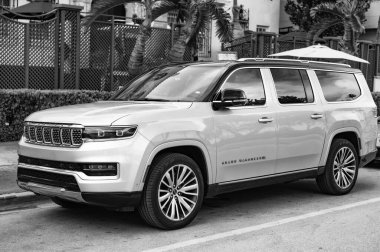 Miami, Florida, ABD - 16 Aralık 2024: Jeep Grand Wagoneer 2024 SUV arabası. Grand Wagoneer 'in lüks SUV arabası. Grand Wagoneer 'in arabası dışarıda park edilmiş. Gri Grand Wagoneer, yan görüş..