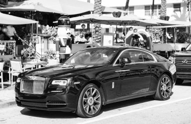 Miami, Florida, ABD - 09 Aralık 2024: 2018 Rolls Royce Wraith arabası. Rolls Royce Wraith 'in lüks arabası. Rolls Royce Wraith 'in arabası dışarıda park edilmiş. Rolls Royce Wraith, yan görünüm.