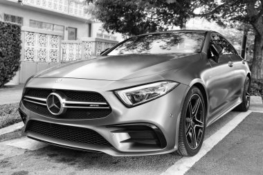 Miami, Florida, ABD - 09 Aralık 2024 Mercedes Benz CLS 2019 amg turbo araba. Mercedes Benz CLS tipi lüks bir araba. Mercedes Benz 'in arabası dışarıda park edilmiş. Mercedes Benz CLS, köşe görünümü.