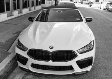 Miami, Florida, ABD - 15 Aralık 2024: Beyaz 2024 BMW M8 yarışma arabası. BMW M8 yarışma modelinin lüks arabası. BMW M8 'in arabası dışarıda park edilmiş. BMW M8, ön görünüm.