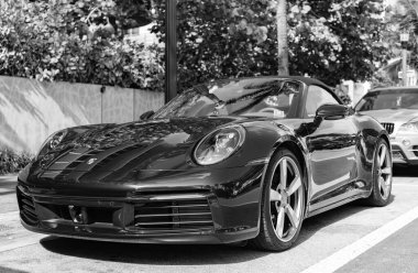 Miami, Florida, ABD - 11 Aralık 2024: Mavi Porsche 911 üstü açık araba. Porsche 911 tipi üstü açık lüks bir araba. Porsche 'nin arabası dışarıda park edilmiş. Porsche, köşe görünümü.