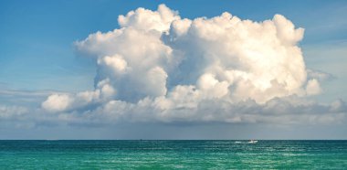 Okyanus sahilinde gün doğumu. Yaz tatilinde gün batımı deniz manzarası. Deniz bulutlu gökyüzü ile ufuk çizgisi. Denizde sakin bir ufuk. Romantik yaz tatili deniz manzarası. Deniz manzarası cenneti. Fırtına üstüne fırtına..