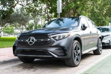 Miami, Florida, ABD - 27 Temmuz 2025: SUV GLC 300 4MATIC. GLC 300 4MATIC SUV dışarıda park halinde. Matte siyah araba, köşe manzaralı. Mercedes Benz GLC 300 4MATIC SUV 2025 araba.