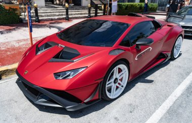 Miami, Florida, ABD - 27 Temmuz 2025: lüks Lamborghini Huracan EVO Spyder. Araba Lamborghini dışarıda park edilmiş. Kırmızı araba, köşe manzaralı. Lamborghini Huracan EVO Spyder 2020.