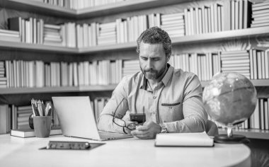 Öğretmen sanal sınıflarla uzaktan eğitim alıyor. uzaktan eğitim. Öğretmen çevrimiçi uzaktan kumanda. uzak özel eğitim. Bilgi ve eğitim. Öğretmen dizüstü bilgisayarda çalışıyor. IT becerileri.