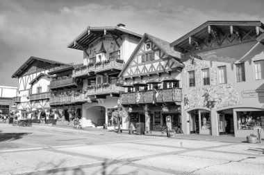 Leavenworth, Washington, ABD - 22 Temmuz 2024: Eski kasabadaki Quaint Bavarian binası. Bavyera köyü. Washington, Leavenworth 'teki Bavyera köyünde sokakta temalı kaldırım dükkânı var..