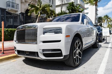Miami, Florida, ABD - 27 Temmuz 2025 Rolls Royce Cullinan lüks SUV 2022. Lüks SUV Rolls Royce Cullinan. Araba Rolls Royce Cullinan dışarı park etmiş. Beyaz araba, köşe manzaralı.
