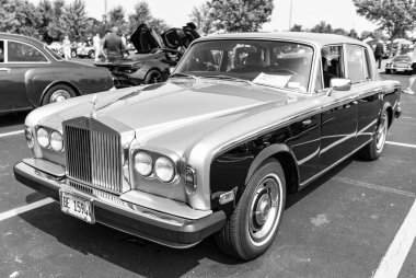 Chicago, Illinois, ABD - 08 Eylül 2024 Rolls Royce Silver Shadow II aracı, köşe manzaralı. Retro klasik araba. Rolls Royce Silver Shadow II arabası. Rolls Royce Silver Shadow 2 Chicago 'da