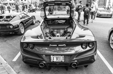 Chicago, Illinois - 29 Eylül 2024: Ferrari F8 Spider veya Haraç kırmızısı. Ferrari F8 Spider ya da Haraççı sokağa park etmiş. Arkadan bak. Lüks Ferrari F8 Örümcek ya da Chicago 'daki haraç