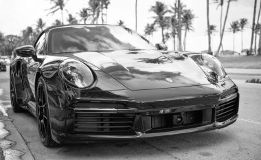 Miami, Florida, ABD - 15 Aralık 2024: Mavi Porsche 992 üstü açık spor araba. Üstü açık Porsche 992 model lüks spor araba. Porsche 992 'nin arabası dışarıda park edilmiş. Porsche 992, ön manzara..