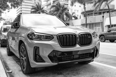 Miami, Florida, ABD - 12 Aralık 2024 Gri BMW X3 M40i çapraz arabası. BMW X3 M40i tipi lüks bir araba. BMW X3 'ün arabası dışarıda park edilmiş. BMW X3, köşe görünümü.