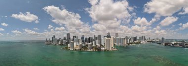Miami 'nin gökyüzü manzarası. Brickell Miami 'nin Panorama şehri. Florida sahil şeridinin insansız hava aracı görüntüsü. Gökdelenleri olan Miami gökdelenleri. Yazın Miami 'nin hava manzarası