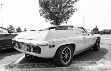 Chicago, Illinois, ABD - 08 Eylül 2024: retro 1969 Lotus Europa çift kameralı spor araba, köşe manzaralı. Üstü açık sarı spor araba. 1969 model Lotus Europa arabası. Klasik 1969 Lotus Europa Chicago 'da