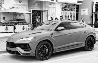 Miami, Florida, ABD - 08 Aralık 2024: Luxur yeşil renkli Lamborghini Urus S tipi spor araba. Lamborghini Urus 'un arabası dışarıda park halinde. Lamborghini Urus, köşe manzaralı. 2024 Lamborghini Urus S SUV arabası.