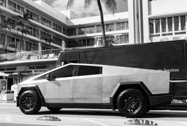 Miami, Florida, ABD - 09 Aralık 2024 Tesla Cybertruck elektrikli kamyonet vagonu. Tesla Cybertruck 'ın elektrikli arabası. Tesla Cybertruck 'ın arabası dışarıda park edilmiş. Tesla Cybertruck, yan görüş.