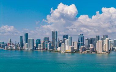 Miami Brickell 'in ünlü simgeleri. Miami 'deki Brickell' in insansız hava aracı görüntüsü. Brickell bölgesinde iş. Biscayne Körfezi Florida ikonik şehir kıyıları gündüz gözüyle