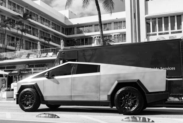 Miami, Florida, ABD - 09 Aralık 2024 Tesla Cybertruck elektrikli kamyonet vagonu. Tesla Cybertruck 'ın elektrikli arabası. Tesla Cybertruck 'ın arabası dışarıda park edilmiş. Tesla Cybertruck, yan görüş.