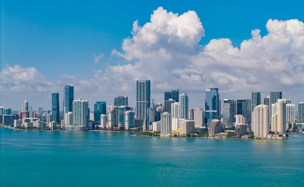 Miami Brickell 'in ünlü simgeleri. Miami 'deki Brickell' in insansız hava aracı görüntüsü. Brickell bölgesinde iş. Biscayne Körfezi Florida ikonik şehir kıyıları gündüz gözüyle