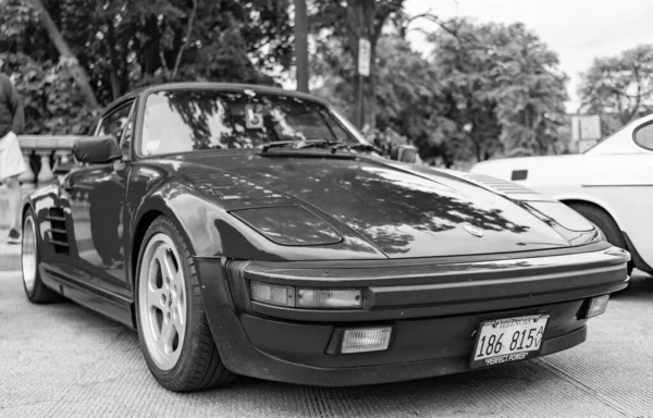 Chicago, Illinois - 29 Eylül 2024: Porsche 930 turbo veya 911 kırmızı rengi. Porsche 930 turbo ya da sokağa park edilmiş 911. Ön manzara. Porsche 930 turbo veya Chicago 'da 911