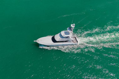 Lüks tekne yatı. Sürat teknesi denizde. Denizdeki lüks özel yat. Motorlu yat lüks gemi. Tekne motorlu antenleri. Yaz tatili. Motorlu teknenin hava görüntüsü. Yat teknesi turu.