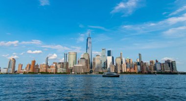 New York 'ta gemi turu. New York Manhattan 'ın silueti Hudson Nehri yolcu gemisiyle geziyor. New York gemi seyahati