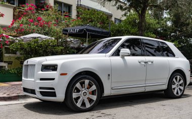 Miami, Florida, ABD - 12 Temmuz 2025 Lüks SUV arabası Rolls Royce Cullinan. Araba Rolls Royce Cullinan park etmiş. Beyaz araba, yan görüş. 2023 Rolls Royce Cullinan lüks SUV arabası.
