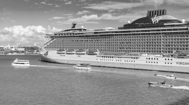 Miami, Florida, ABD - 03 Kasım 2024: Gemi turu ve deniz yolculuğu. Miami sahil limanında gemi. Virgin Voyages yolcu gemisi yolculuğu. Yaz tatilinde gemi turu. Bakire Yolculukları hattı. Yaz zamanı..