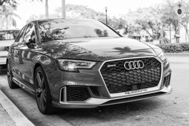Miami, Florida, ABD - 05 Aralık 2024 Audi RS3 Sport Hatchback otomobili. Audi RS3 'ün lüks arabası. Audi RS3 'ün arabası dışarıda park edilmiş. Audi RS3 mavi renk, köşe görünümü.