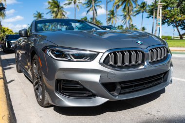 Miami, Florida, ABD - 27 Temmuz 2025: BMW 8 Serisi Üstü açılabilir 2020 araba. Üstü açık lüks BMW 8. Üstü açık BMW 8 arabası dışarıda park edilmiş. Üstü açılır gri araba, üst manzara..