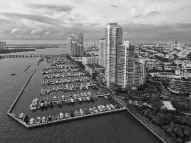 Miami güney sahili manzaralı. Yat kulübü. Marina Miami, Florida 'da. Özel rıhtım. Lüks yatı olan Güney Point Miami marinası. Yaz tatili. Lüks Güney Sahili marinası. Lüks bir yat. Florida gökdeleni.