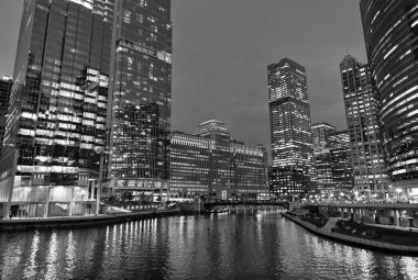 Chicago gökdelen binasının gece manzarası. Chicago gökdelenin mimarisi. Şehir gecesi aydınlatılmış bina. Gökdelen şehir manzarası. Chicago 'nun gece şehri. İş şehri.