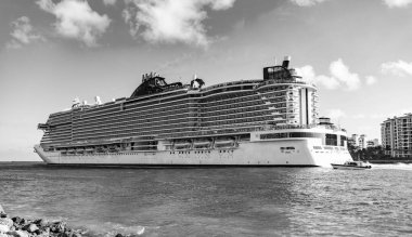 Gemi turu ve deniz seyahati. Lüks yolcu gemisinde seyahat. Gemi Miami sahil limanından ayrılıyor. Miami turu. Gemi seyahati. Yaz tatilindeki görkemli gezi manzarası. Seyahat hedefi.