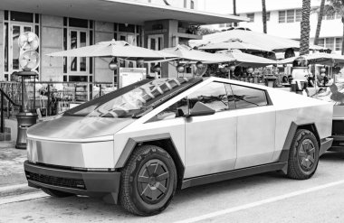 Miami, Florida, ABD - 06 Aralık 2024 Tesla Cybertruck elektrikli kamyonet vagonu. Tesla Cybertruck 'ın elektrikli arabası. Tesla Cybertruck 'ın arabası dışarıda park edilmiş. Tesla Cybertruck, köşe manzaralı..
