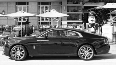 Miami, Florida, ABD - 09 Aralık 2024: siyah 2018 Rolls Royce Wraith arabası. Rolls Royce Wraith 'in lüks arabası. Rolls Royce Wraith 'in arabası dışarıda park edilmiş. Rolls Royce Wraith, yan görünüm.